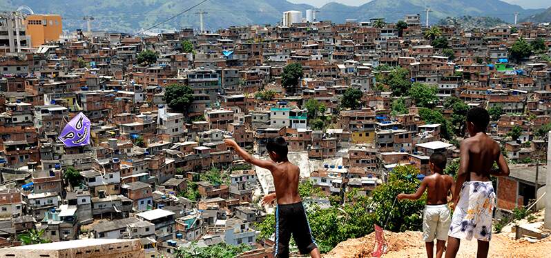 Justicia ambiental - Los niños juegan ruidosamente en la comunidad. Foto: Adobe Stock