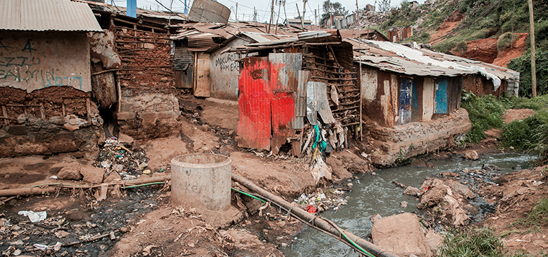 Choza en mal estado y zona sin saneamiento. Foto: Adobe Stock
