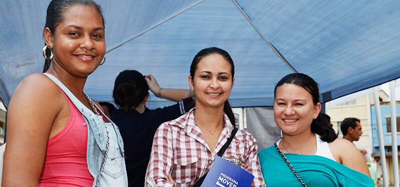 Las mujeres sostienen material del Programa Mover