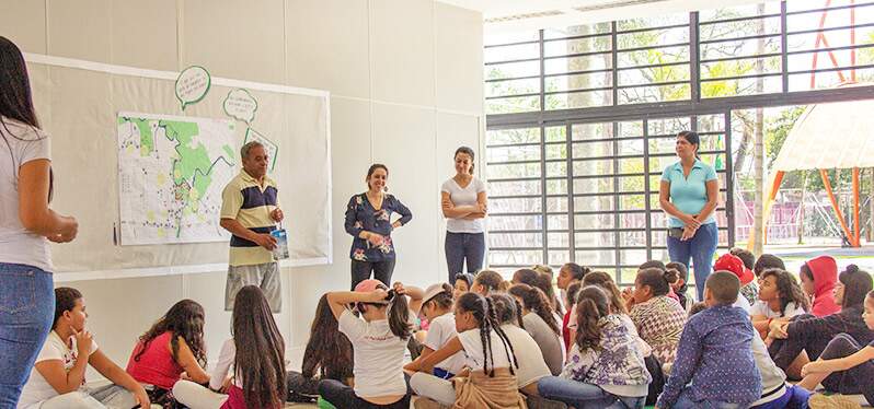 Educação Ambiental: pessoas aprendem em projeto da Synergia 