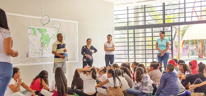 Educação Ambiental: pessoas aprendem em projeto da Synergia