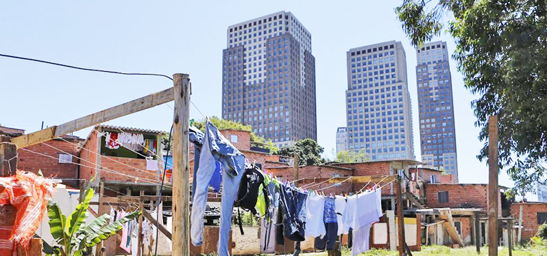 Desigualdade social aumenta no Brasil: prédios e favela 