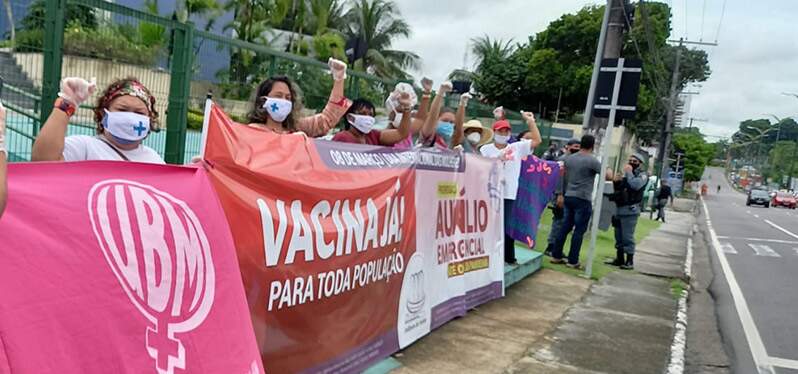 Mulheres protestam por direitos e igualdade de gênero