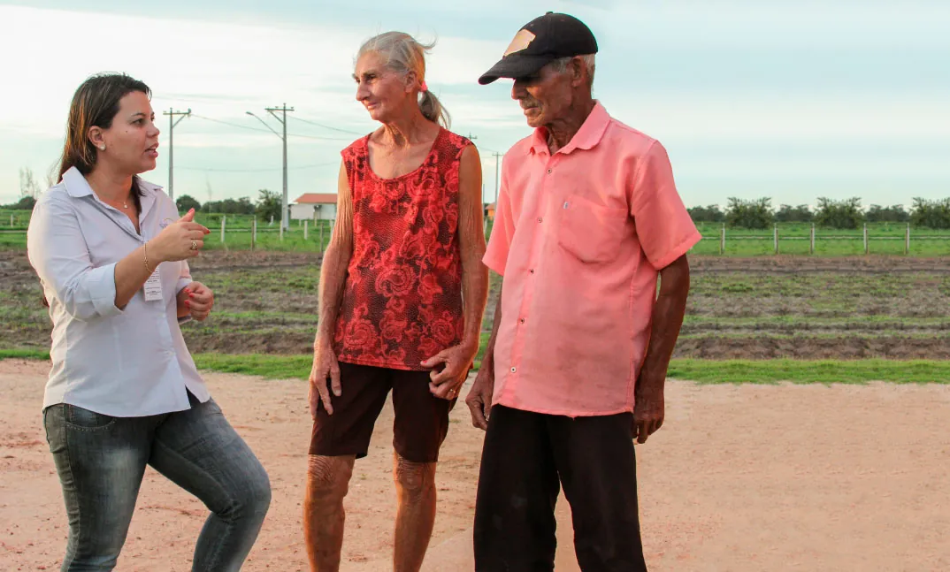 Mulher conversando com casal de idosos Mulher conversando com casal de idosos