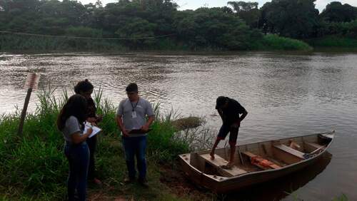 Colaboradora conversa com pescadores impactados por barragem 