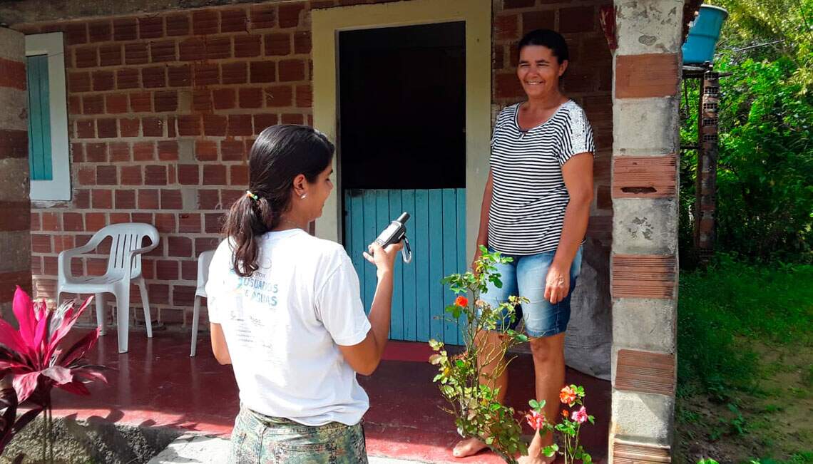 Colaboradora Synergia cadastra usuária do Rio Capibaribe 