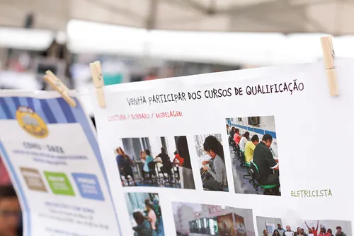 Apresentação, em varal, de material sobre cursos de qualificação preparados especialmente para a comunidade Apresentação, em varal, de material sobre cursos de qualificação preparados especialmente para a comunidade