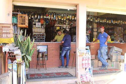 Colaboradora conversa com comerciantes sobre demandas ambientais 