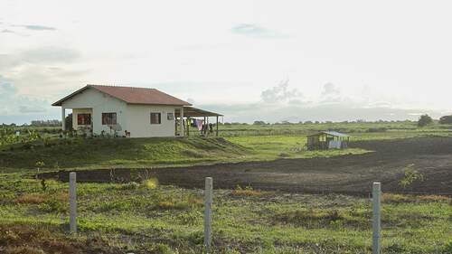 Casa em vila de produtores construída para reassentamento  