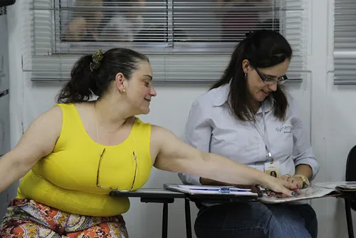 Collaborator and resident discuss social-environmental diagnosis Collaborator and resident discuss social-environmental diagnosis