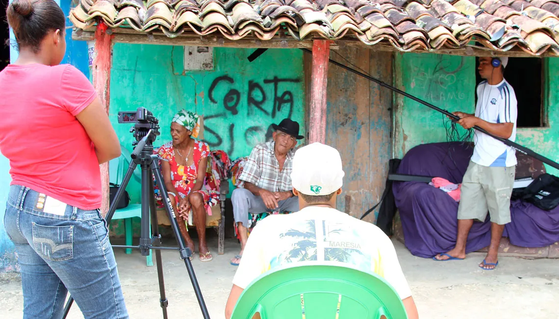 Duas pessoas sendo filmadas Duas pessoas sendo filmadas