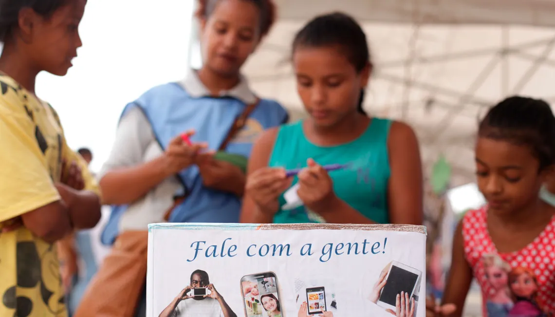 Crianças realizando atividades recreativas Crianças realizando atividades recreativas