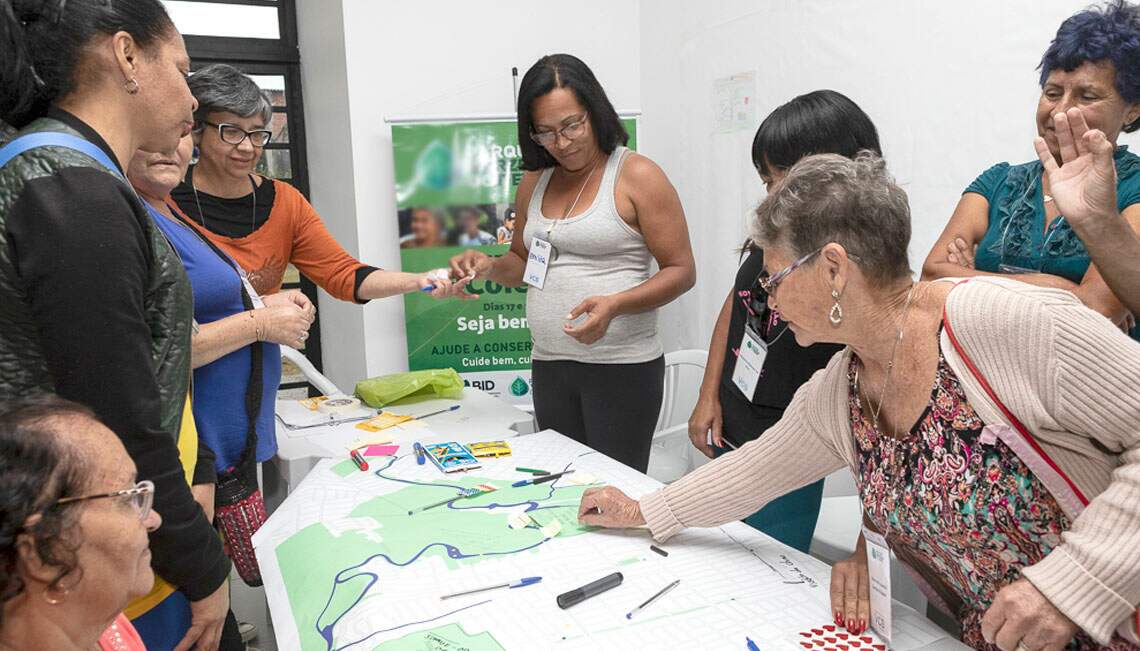 Grupo de mulheres analisando um mapa