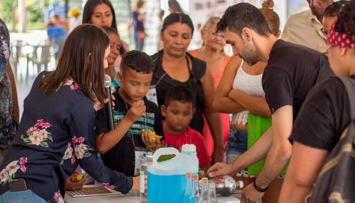 Crianças participando de uma gincana