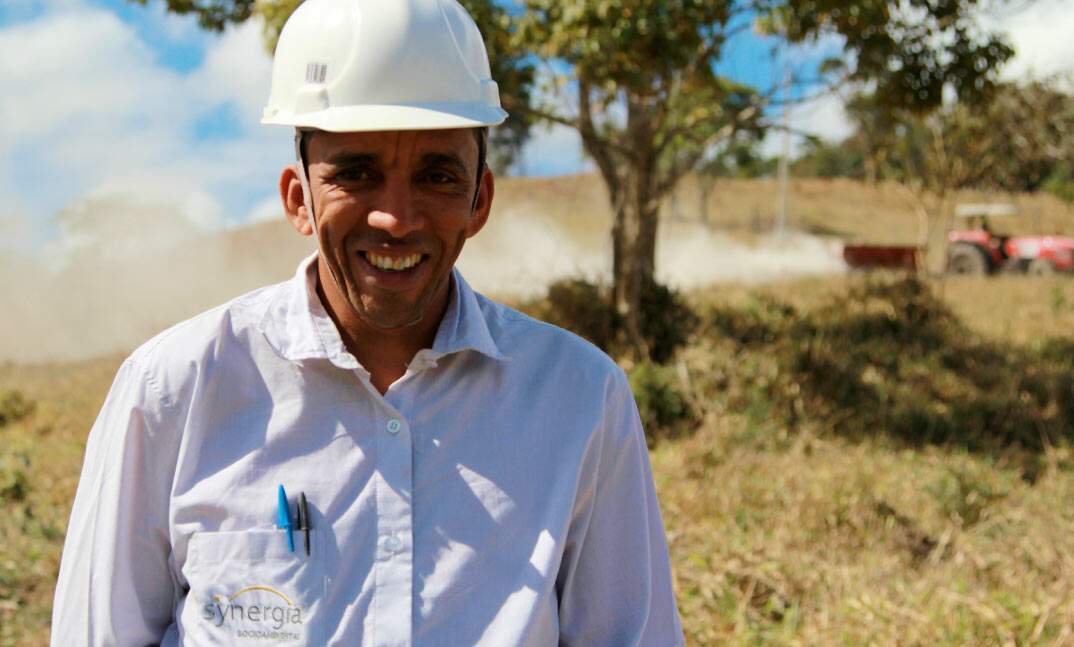 Homem com chapéu de operario sorrindo