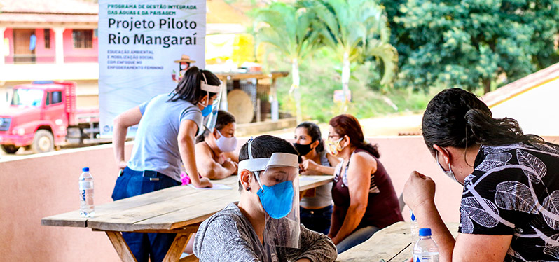 social mobilization: women participating in the Rio Mangaraí Pilot Project