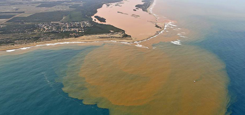 Desastres com barragens: Encontro do Rio Doce com o Oceano Atlântico 