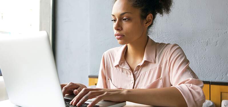 Seguridad en Internet: mujer escribiendo en la computadora. Foto: Depósito