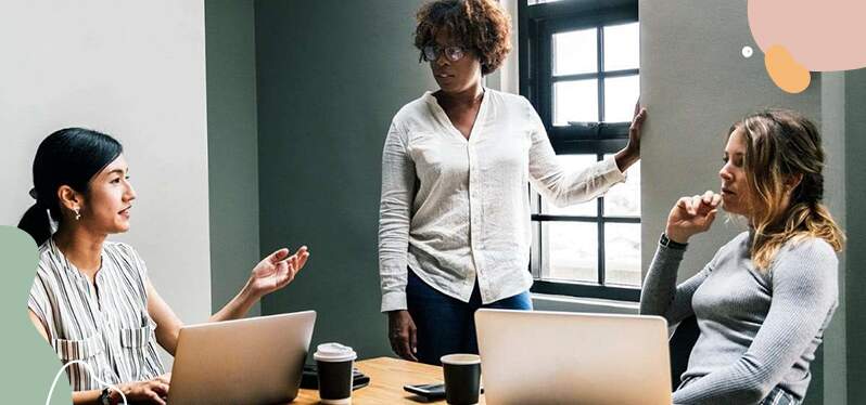 Igualdad de género. Mujeres en reunión de trabajo