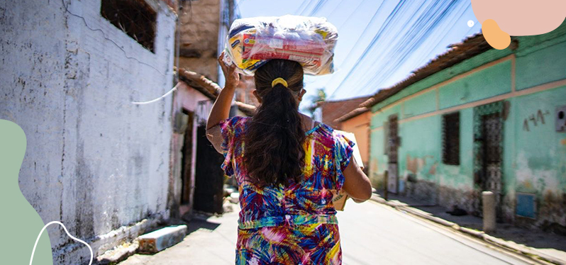 Igualdade de gênero mulher carrega cesta básica na cabeça