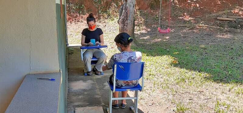 Estudos territoriais: colaboradora conversa com moradora 