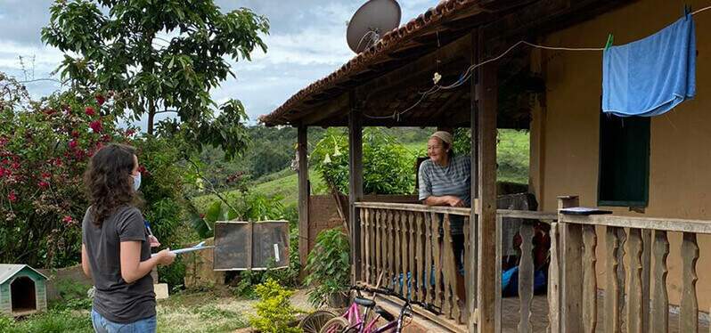 Estudos territoriais: colaboradora visita casa em território