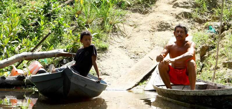 deforestation in the Amazon and anemia_ men fishing Photo: Carlos Penteado