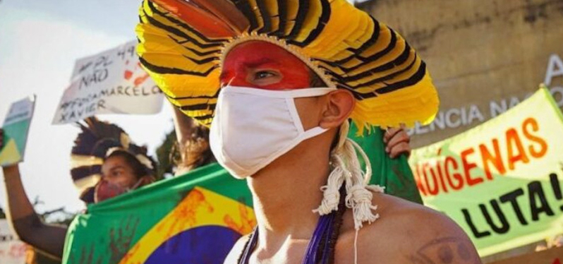 Principais ameaças às pessoas indígenas_ homem indígena de máscara. Foto: APIB