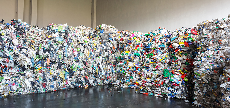 Dia Mundial da Reciclagem - pilha de garrafas pet para reciclagem