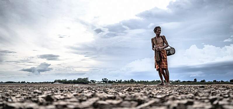 Conferência de Estocolmo. Homem em meio à terra seca. Foto: Autossustentavel.com