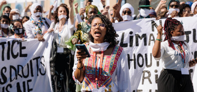 Ativistas-vestidos(as)-de-branco-se-unem-em-solidariedade-para-destacar-que-não-há-justiça-climática-sem-justiça-social_Foto-Marie-Jacquemin_Greenpeace
