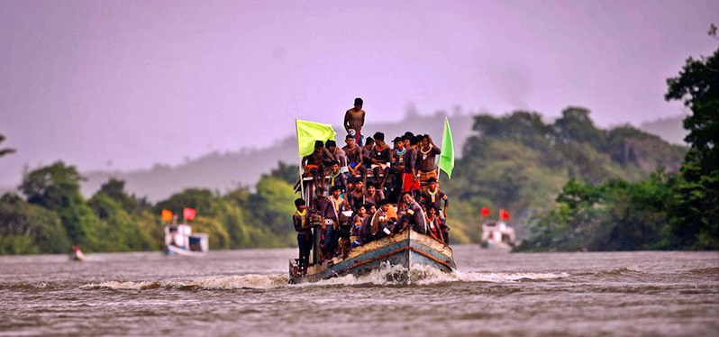 Climate transition - Indigenous people gathered on a transport boat Foto-Thiago-Gomes-Agencia-Pará