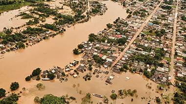 The ethical dilemma of climate justice - city flooded Photo-Alexandre-Noronha_Greenpeace