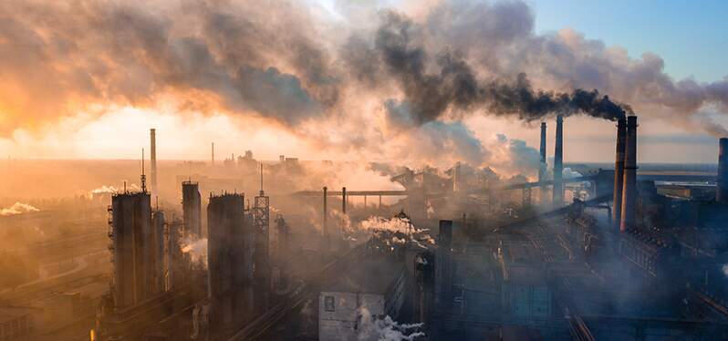 importancia de la justicia climática. Cielo contaminado por industrias. Foto: Adobe Stock