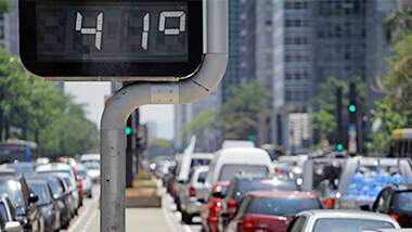 importance of climate justice. Street thermometer marks 41 degrees. Photo: Adobe Stock