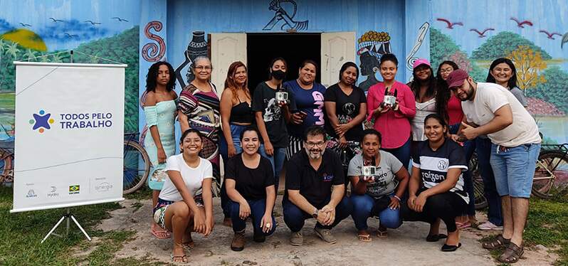 Training students on training trails in the Cupuaçu community.