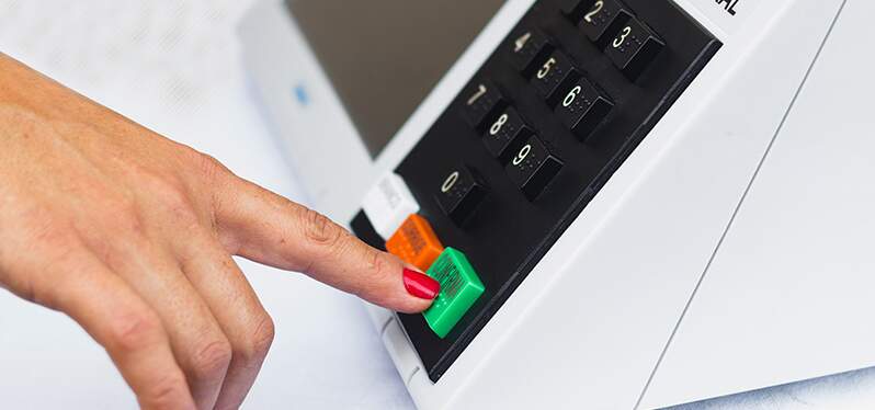 Voto femenino cumple 91 años - mujer votando en urna electrónica. Foto: Adobe Stock