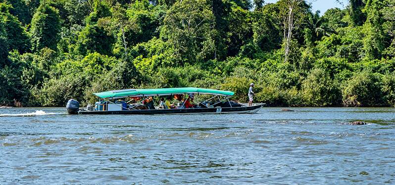 Synergia conducts an expedition to the Terra do Meio Ecological Station - Synergia team on a boat trip