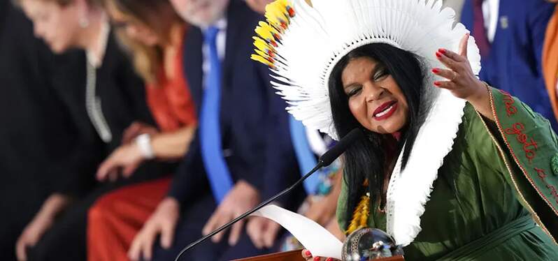 Lucha de los pueblos indígenas: Sonia Guajajara en discurso. Foto: Eraldo Peres AP