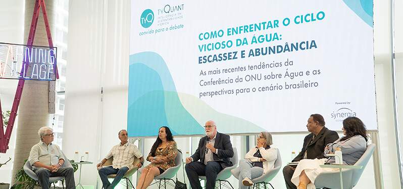 Todos los ponentes en el escenario del evento "Cómo hacer frente al círculo vicioso del agua: escasez y abundancia".