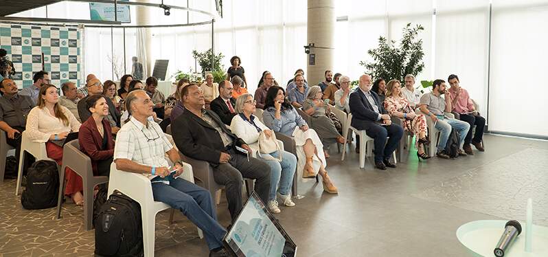 Público presente viendo el evento.