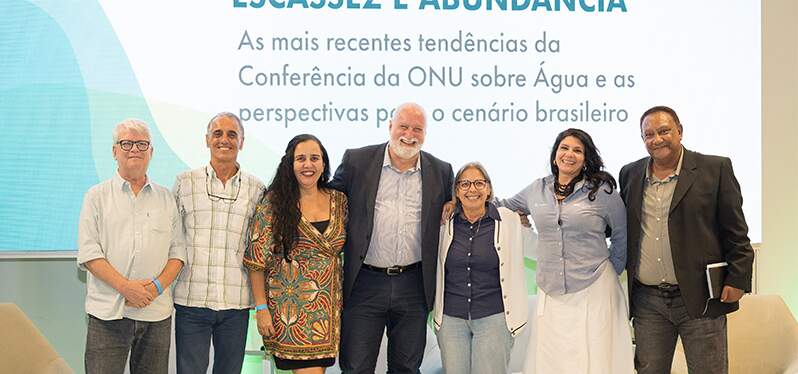 Ponentes unidos en el escenario del evento “Cómo enfrentar el círculo vicioso del agua: escasez y abundancia”.