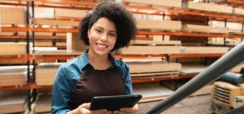 Mulher negra em ambiente de trabalho. Trabalho decente. Foto: Adobe Stock