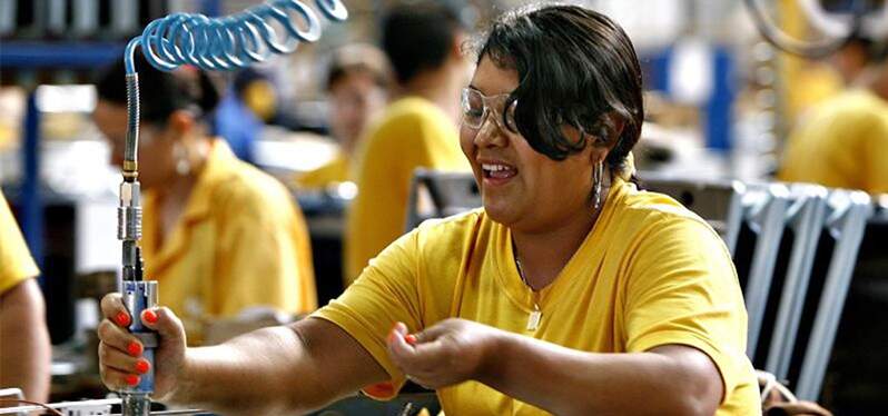 Mulher indígena em mercado de trabalho. Foto: CPDEC