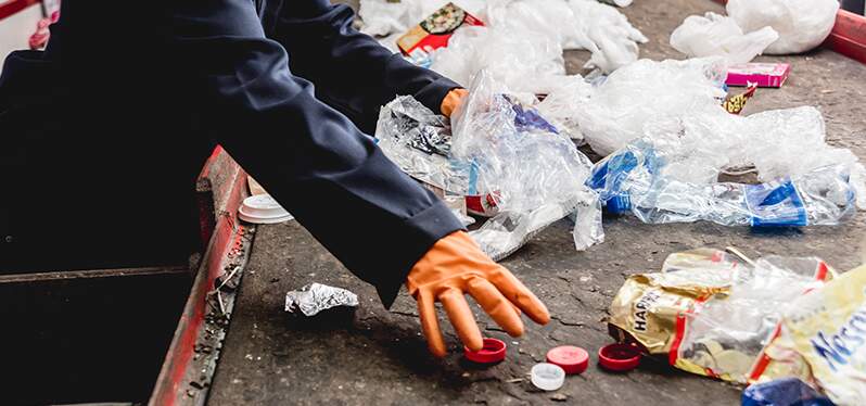 Materiales reciclables en el suelo. Reciclaje en Brasil. Foto: Adobe Stock