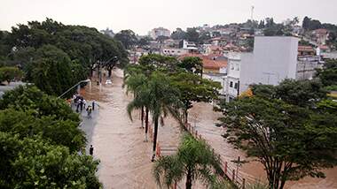 La relación entre los fenómenos meteorológicos extremos y las precipitaciones en São Paulo es objeto de un artículo de Ricardo Young