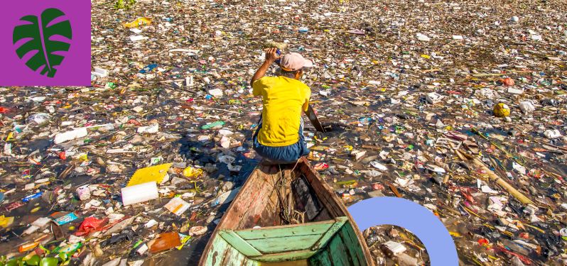 Mês do Meio Ambiente - homeme em barco com plástico cobrindo água ao redor. Foto Adobe Stock 
