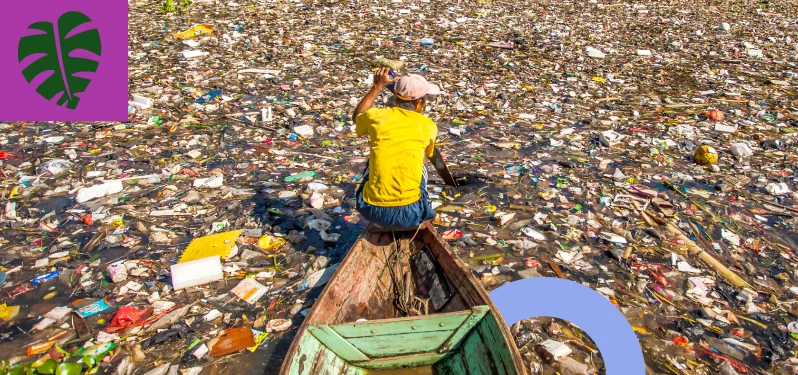 Mês do Meio Ambiente - homeme em barco com plástico cobrindo água ao redor. Foto Adobe Stock