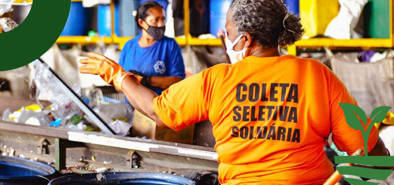 Mulheres em cooperativa de reciclagem com a frase na camiseta: Coleta Seletiva Solidária. Fotomontagem da Synergia sobre foto Recicla Sampa