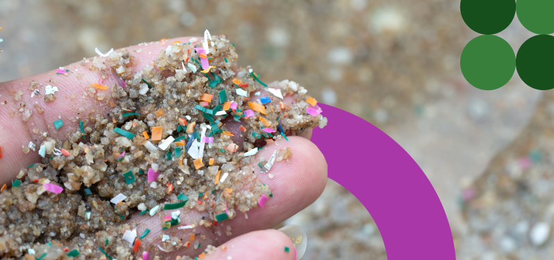 Mês do Meio Ambiente - mão segura areia om microplástico. Foto Adobe Stock 